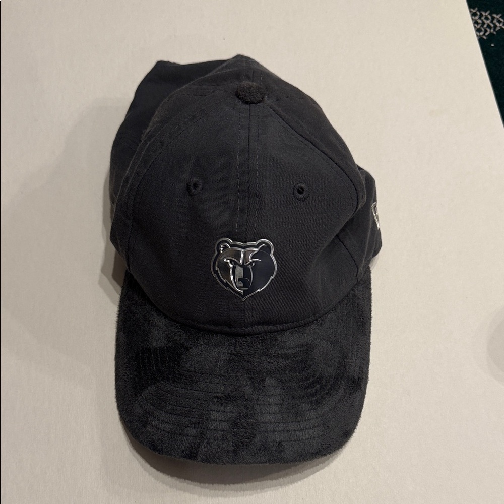 New Era Memphis Grizzlies gray Cap with Logo. Suede top brim.